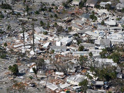 Daños ocasionados por el huracán 'Ian' a su paso por la localidad de Fort Myers Beach (Florida).
