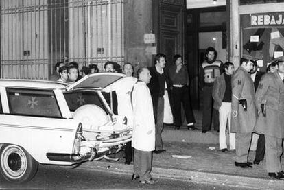 MATANZA EN ATOCHA. Cuatro abogados y un empleado de un despacho laboralista vinculado a Comisiones Obreras (CC OO) y el PCE son asesinados el lunes 24 de enero de 1977 en la calle de Atocha, 55. Otros cuatro resultan heridos de gravedad. En la imagen, miembros de la Policía Armada y de una ambulancia, a la entrada del edificio donde se produjo el crimen.