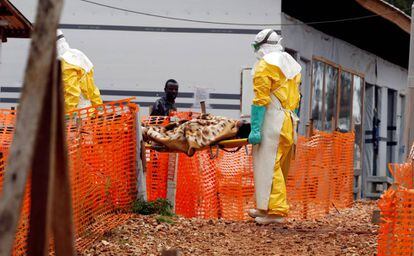 Dos sanitarios trasladan a un paciente enfermo de ébola a finales de marzo en Butembo, en la República Democrática del Congo.