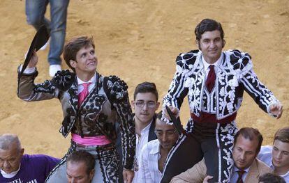 El Juli y Morante de la Puebla salen a hombros tras la Corrida Goyesca celebrada en la plaza de toros de la Real Maestranza de Caballería de Ronda de Málaga.