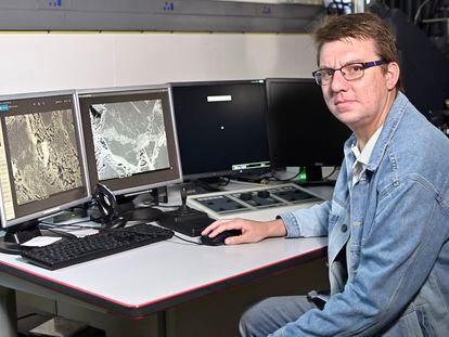El investigador Georgy Belyanin, frente a unos monitores que muestran las imágenes de electrones retrodispersados, que reflejan la química de la piedra.