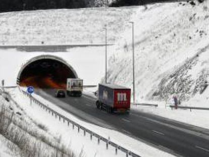 La Delegación del Gobierno ha activado en su fase de Alerta el Plan de Nevadas en la Red de Carreteras del Estado a su paso por la Comunidad ante la emisión por la Agencia Estatal de Meteorología (AEMET) de un aviso de nivel Naranja para mañana, domingo, en la sierra madrileña, donde se podrían acumular hasta 20 centímetros de nieve. EFE/Archivo