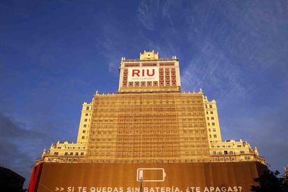 Fachada del Edificio España con el logo de RIU.