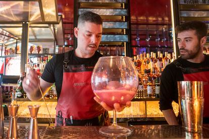 Dos 'barman' preparan cócteles el día de la reapertura de StreetXO, de Dabiz Muñoz, que ahora cuenta con un bar como sala de espera para los comensales que hacen cola (a menudo larga) para entrar al establecimiento.