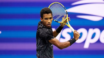 Felix Auger-Aliassime, of Canada, returns to Carlos Alcaraz, of Spain, during the quarterfinals of the U.S. Open tennis tournament Tuesday, Sept. 7, 2021, in New York. (AP Photo/Frank Franklin II)