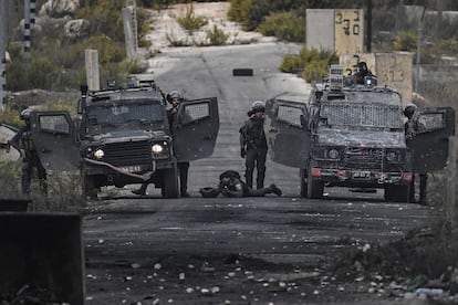 Tropas israelíes apuntan a un manifestante palestino durante los enfrentamientos que se han dado en Al-Bireh, tras una manifestación en solidaridad con los palestinos que se ha celebrado este jueves en la ciudad ocupada de Ramala, en Cisjordania.