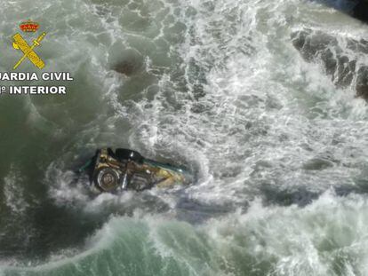 Imagen del coche del desaparecido, encontrado semisumergido bajo un acantilado en la costa castellonense.