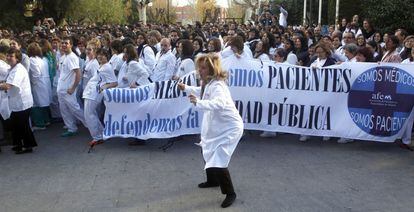 Los sanitarios del hospital 12 de Octubre durante el 'flashmob' que han protagonizado en la puerta del hospital para protestar por la privatización de la sanidad madrileña