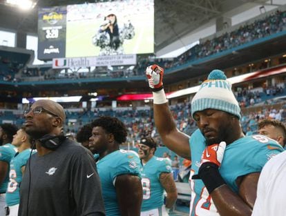 El defensa del Miami Dolphins, Robert Quinn, levanta el puño durante el himno. 