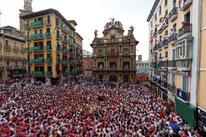 Miles de personas disfrutan en la plaza Consistorial de Pamplona antes del chupinazo de los sanfermines 2022.
