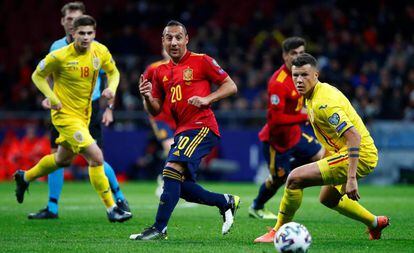 Cazorla pasa el balón ante Rumania.