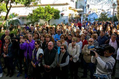 Unas doscientas personas muestran ante la antigua sede consistorial de Estepona (Málaga) su repulsa por el asesinato de una mujer de 58 años.