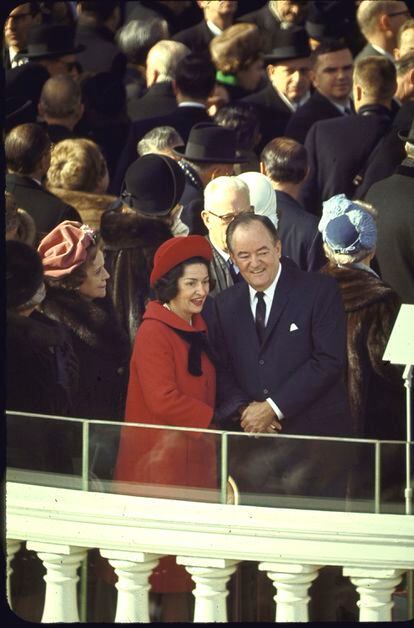 Lady Bird Johnson, primera dama y esposa de Lyndon Johnson, charla con el vicepresidente Hubert Humphrey en la toma de posesión de su marido, en enero de 1965.
