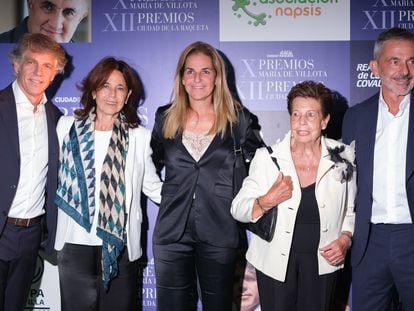 De izquierda a derecha: Javier, Marisa, Arantxa y Emilio Sánchez Vicario, junto a su madre, Marisa Vicario, en los premios de María Villota, el 5 de octubre en Madrid.