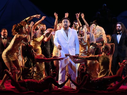 Javier Camarena, en el papel de duque de Mantua, en un ensayo de 'Rigoletto' rodeado de actores y bailarinas.