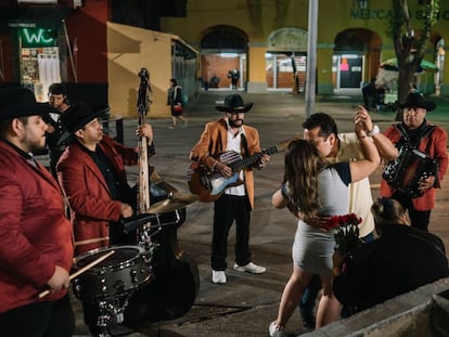 Bailando al son de los mariachis.