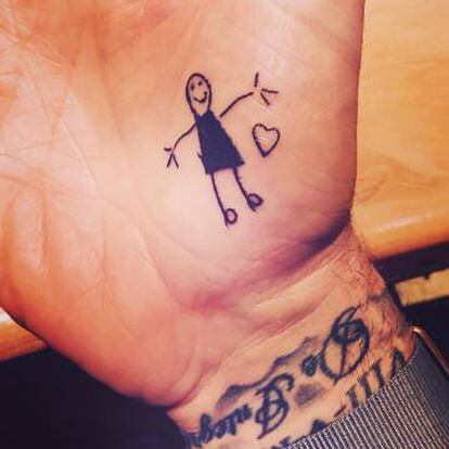 Imagen de la palma de la mano de David Beckham donde tiene un tatuaje dibujado por su hija menor Harper.