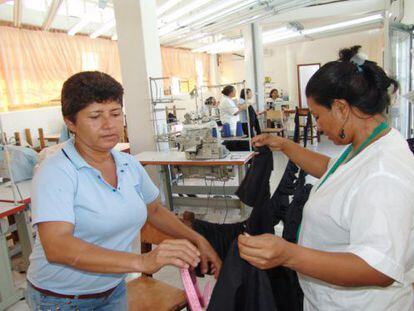 Taller de costura en Colombia da empleo a desplazadas por el conflicto.