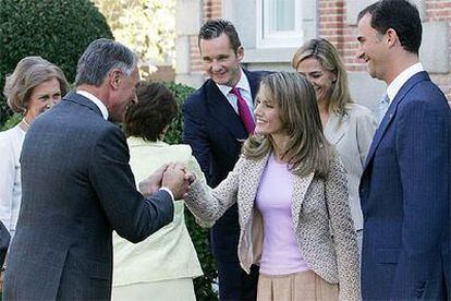 Doña Letizia saluda al presidente de Portugal con el resto de la familia real.