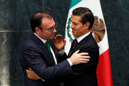 El expresidente Enrique Peña Nieto y el entonces secretario del Tesoro Luis Videgaray en una ceremonia pública en 2016