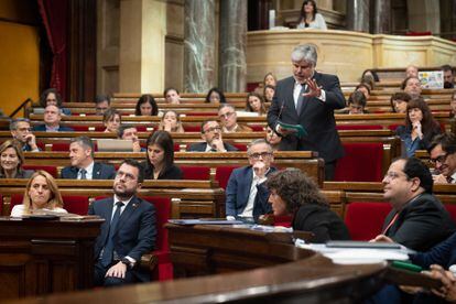 El presidente de Junts en el Parlament, Albert Batet, pregunta durante la sesión de control al jefe del Govern.