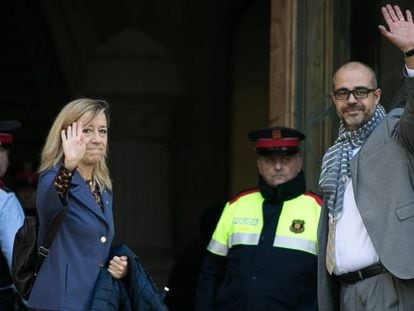 Neus Lloveras y Miquel Buch, en la entrada del TSJC.