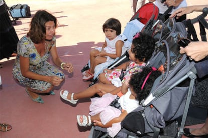 La consejera de Educación, Lucía Figar, en la fotografía junto a unas niñas, visitó ayer uno de los 21 nuevos centros públicos que la Comunidad de Madrid pondrá en marcha el curso que viene, en este caso el colegio Cortes de Cádiz, levantado en el PAU de Sanchinarro.