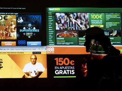 Una persona mira una pantalla con varias web de apuestas 'online'.