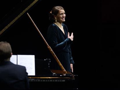 La soprano noruega Lise Davidsen. De espaldas, al piano, su compatriota Leif Ove Andsnes.