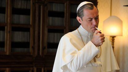 Lenny Belardo (Jude Law) en The young Pope

El Papa más sexy de la televisión actual, sin discusión. Sorrentino ha convertido a Pius XIII en un delirio de abdominales y actitud con el beneplácito y agradecimiento de los espectadores del show que se puede disfrutar en HBO España y que estrenará su segunda temporada, sin fecha de estreno este 2019, que pasará a titularse The New Pope.