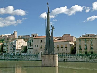 El monumento franquista en el Ebro a su paso por Tortosa.