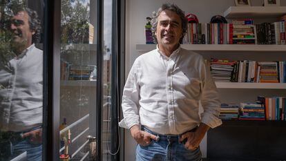 Sergio Fajardo, docente, matemático y político colombiano, en su apartamento en Bogotá, el 28 de febrero de 2023.