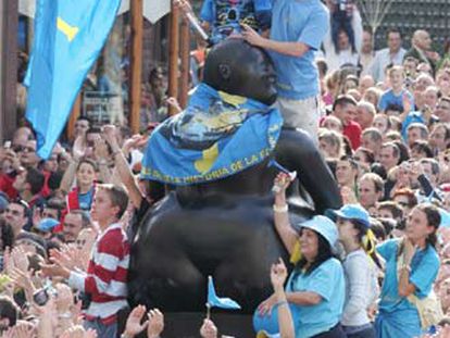 Aficionados subidos a una de las gordas de Botero.