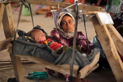 Una iraquí yazidí con sus bebé en Dohuk tras huir de los yihadistas.