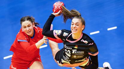 Paula Arcos trata de anotar un gol ante República Checa.