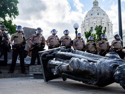 Un grupo de agentes rodea una estatua de Colón derribada en el Capitolio de Minnesota, el pasado 10 de junio.