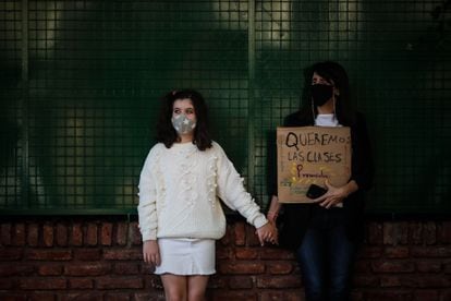 Una madre y su hija piden por la reapertura de clases ante las medidas de confinamiento. en Buenos Aires. 