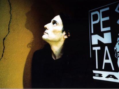 Antonio Vega, en la puerta del bar Penta, en 1998.