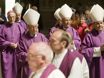 Los obispos vascos, durante la misa conjunta celebrada en la Catedral Nueva de Vitoria en memoria de los religiosos vascos que fueron ejecutados por el bando franquista durante la Guerra Civil.
