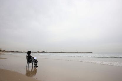 Una mujer palestina escribe en la orilla de la playa de Gaza. El ministro de Defensa israelí, Beny Gantz, anunció el fin de la construcción de una barrera subterránea en la frontera con la Franja de Gaza, destinada a acabar con los túneles de ataque utilizados por milicias del enclave en conflictos pasados.