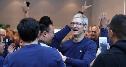 Tim Cook, consejero delegado de Apple, con clientes el día del lanzamiento del iPhone X en una tienda de la compañía. 
