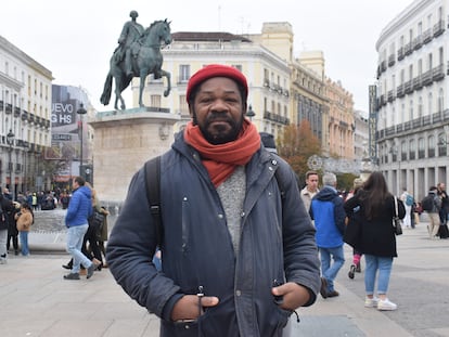 Kwame Ondo, fundador de Afro Hispánica Tours, posando delante de la estatua de Carlos III en la Puerta del Sol de Madrid, el jueves.