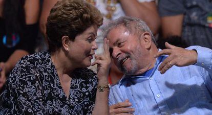 Dilma Rousseff y Lula da Silva en un acto de campa&ntilde;a. 