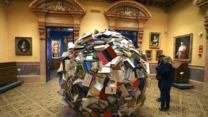 Escultura 'Anónimos', realizada con libros por la artista Alicia Martín, en el Museo Lázaro Galdiano.