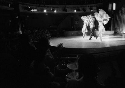 La sala de fiestas Pasapoga, en la calle Gran Vía de Madrid, era uno de los lugares de la capital en los que las gentes de dinero, adictos al régimen de Franco y espías de distintos países se concentraban para ver un espectáculo nocturno.