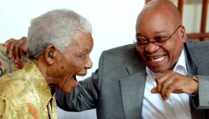 Mandela y Zuma, en la residencia presidencial de Ciudad del Cabo, en febrero de 2010.