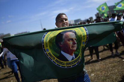 Un manifestante participa en una protesta en apoyo al presidente brasileño Jair Bolsonaro, en Brasilia, Brasil, en julio de 2022. 