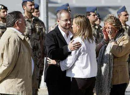 La ministra de Defensa, Carme Chacón, saluda a los familiares de los fallecidos en el accidente del avión Yak- 42.
