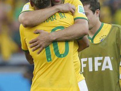 Neymar y Fred se felicitan tras eliminar a Chile.