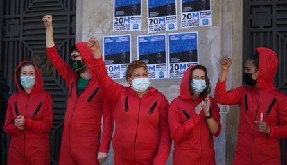 Manifestants amb granotes vermelles, simulant els de la sèrie 'La Casa de Papel', davant d'una seu del BBVA a Barcelona el passat 20 de març.